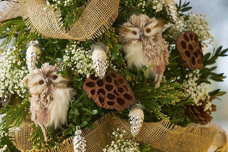 Mini Weihnachtsbaum mit Eulenfiguren und Juteband dekorieren