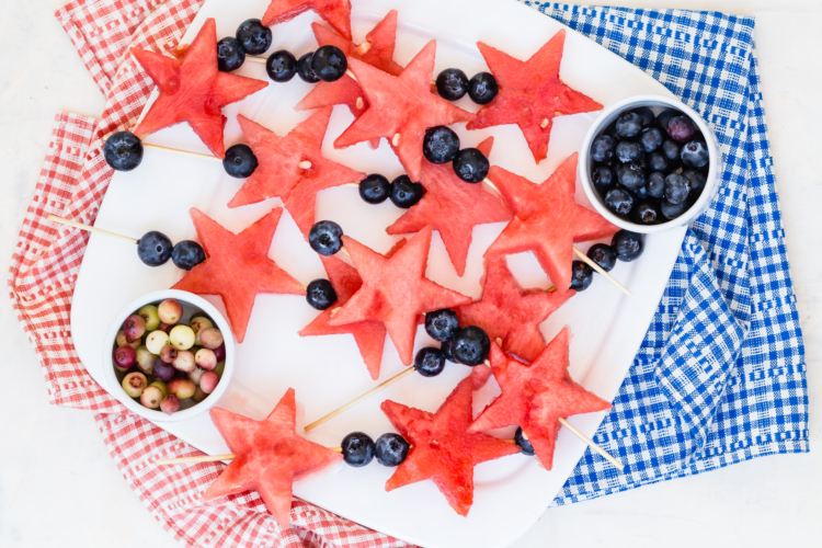 Obstspieße für Kinder Kindergeburtstag Sterne aus Wassermelone Beeren