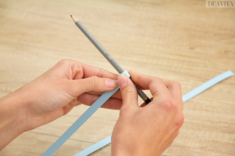 Quillingstreifen mit Hilfe eines Bleistiftes in Form bringen