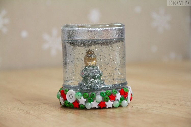 Schneekugel mit Kindern basteln aus kleinem Glas mit Schraubdeckel