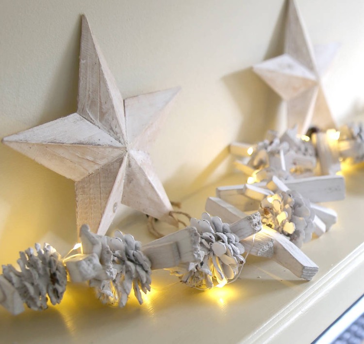 Tannenzapfen bleichen Treibholz Weihnachtssterne Lichterkette basteln