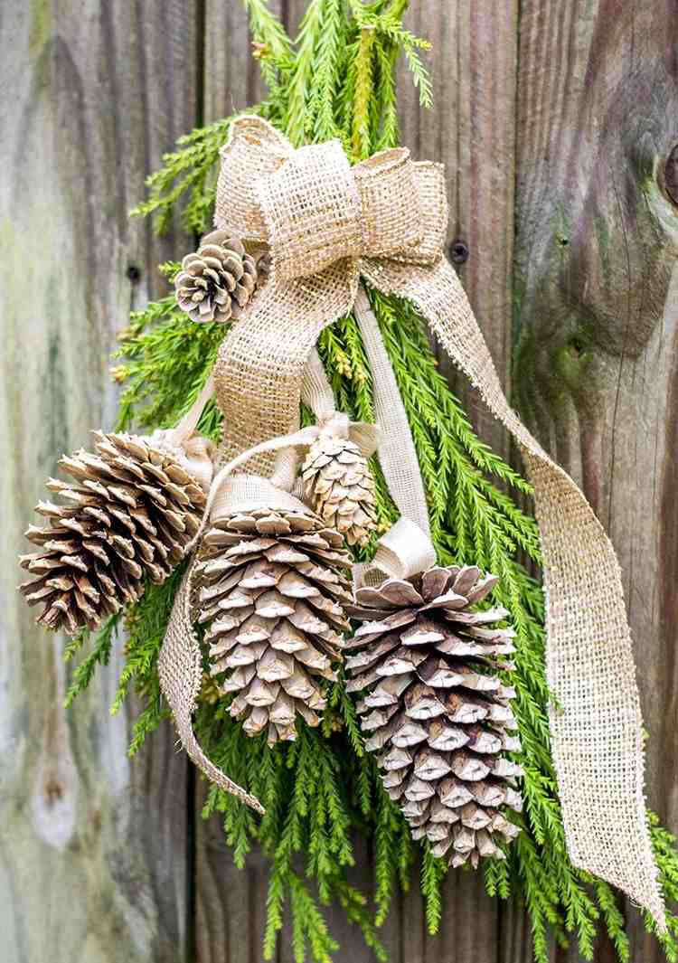 Tannenzapfen bleichen Weihnachten dekorieren Türkranz Tuja Zweige Leinband