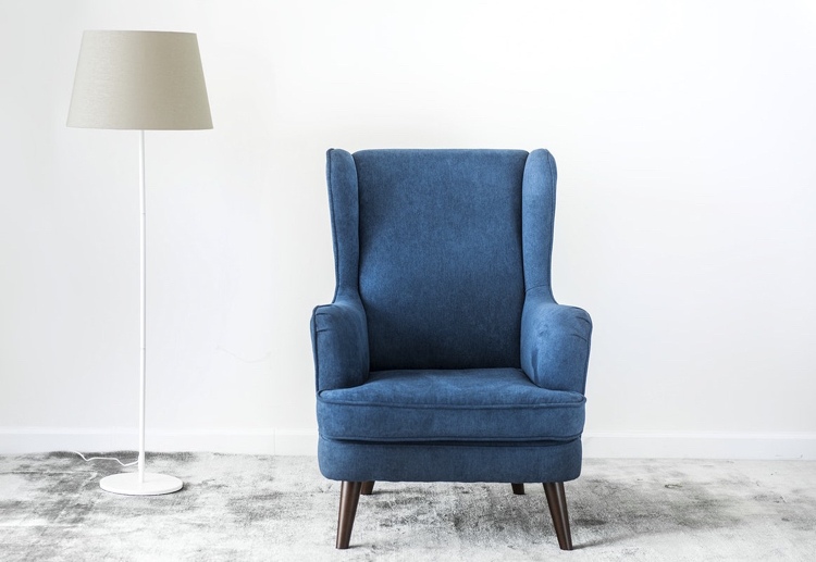 Teppichboden Veloursboden grau Wohnzimmer blauer Sessel Stehleuchte