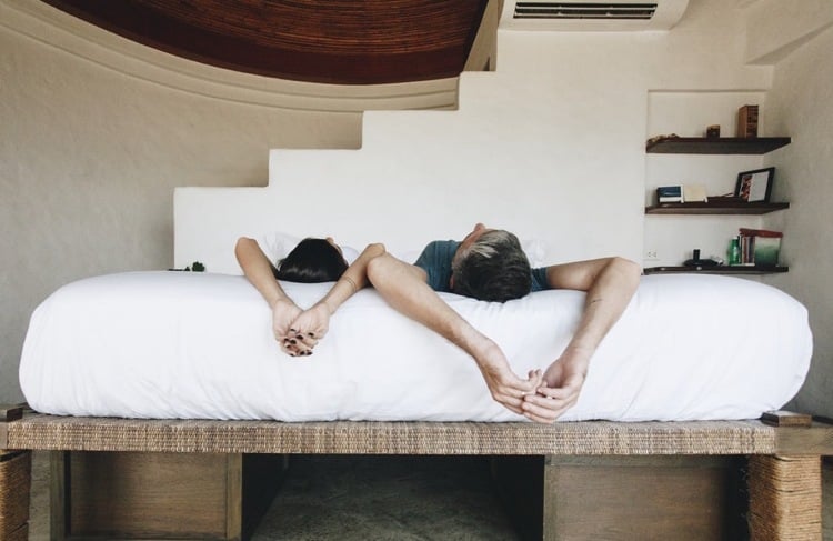 Vorteile der weichen Matratze Mann und Frau liegen im Bett