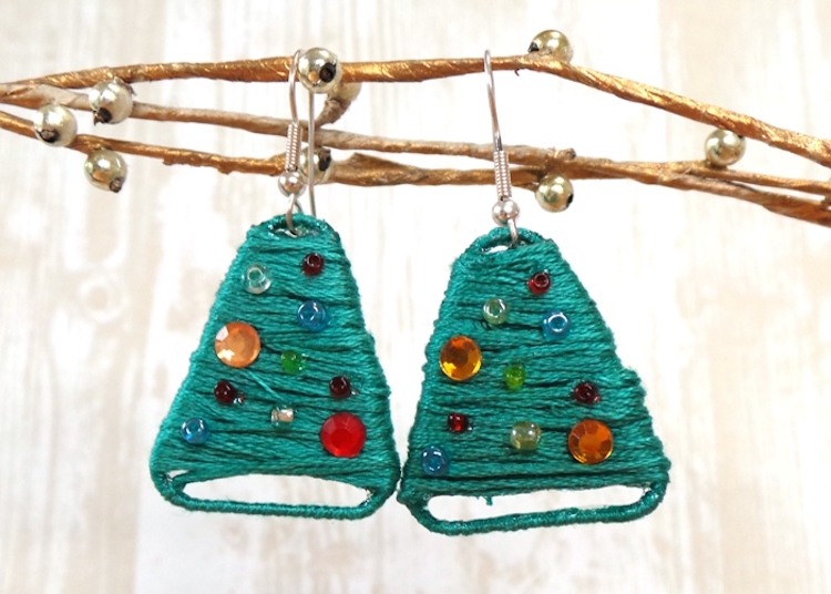 Weihnachtsbaum Ohrringe aus Büroklammer und grünem Faden basteln