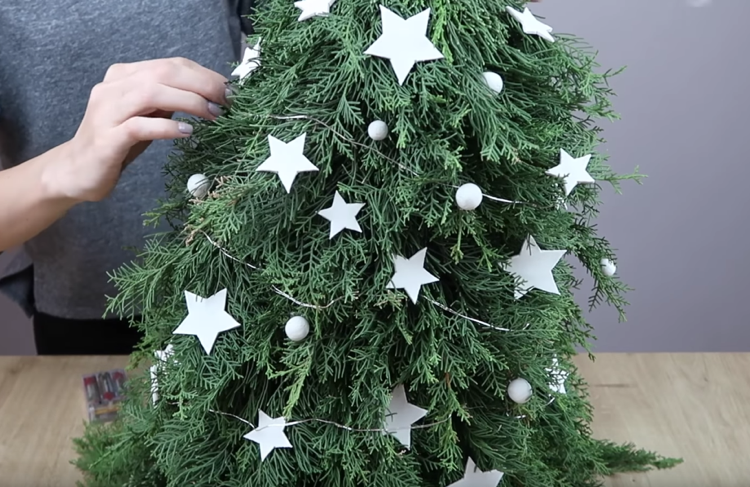 Weihnachtsbaum aus Kiefernzweigen Sterne und Kugeln aus Modelliermasse