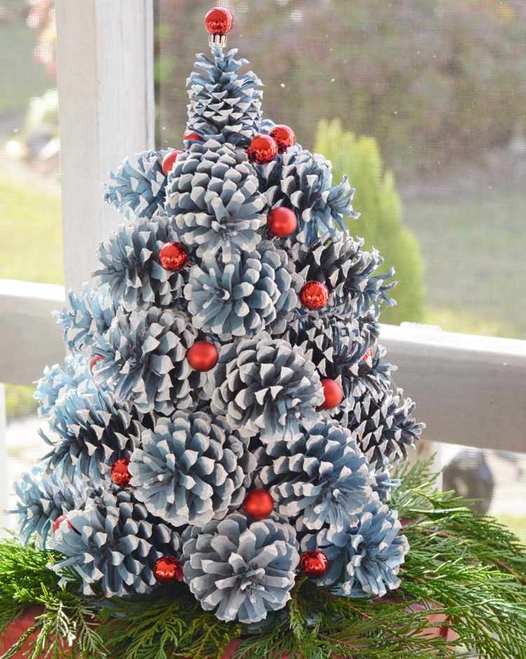 Weihnachtsbaum aus Tannenzapfen selber machen rote Kugel dekorieren