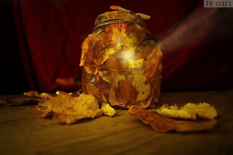 Windlichter basteln im Herbst Einmachglas mit Herbstlaub dekoriert