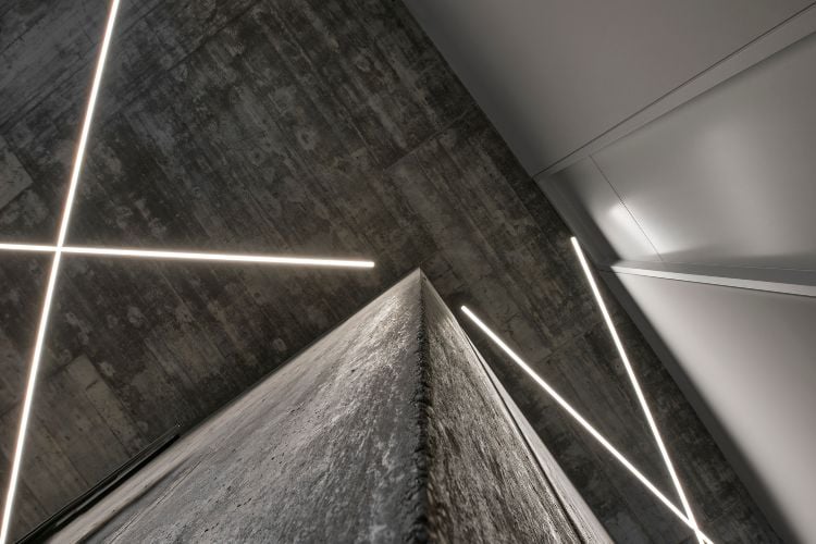 altbauwohnung renovieren beleuchtungssystem betondecken betonwand rau neonlicht