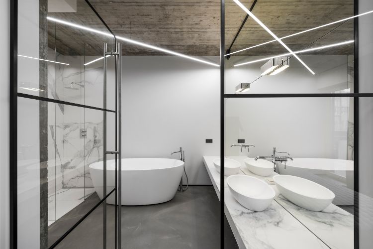 altbauwohnung renovieren ideen minimalistisch design marmor fliesen platten waschbecken duschkabine trennwand spiegel badewanne