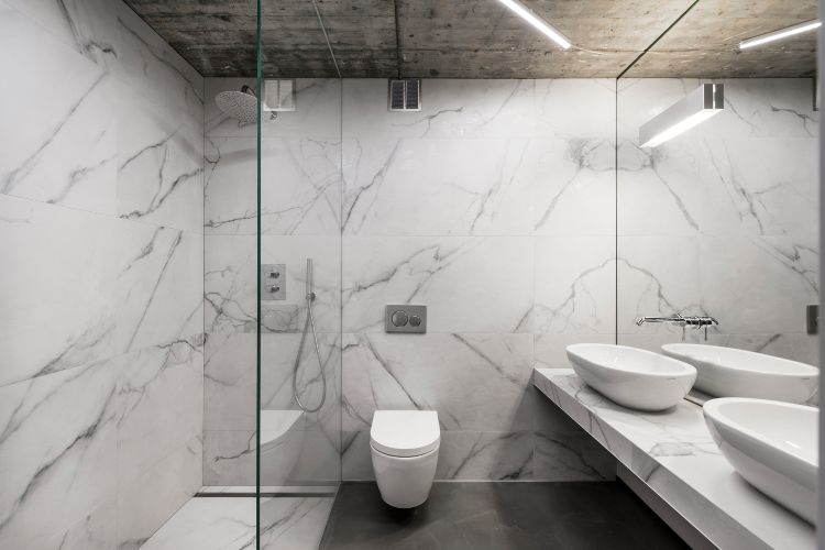 altbauwohnung renovieren ideen minimalistisch design marmor fliesen platten waschbecken duschkabine trennwand spiegel