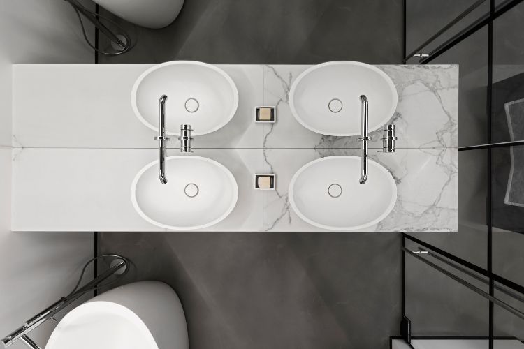 altbauwohnung renovieren ideen minimalistisch design marmor fliesen platten waschbecken spiegel