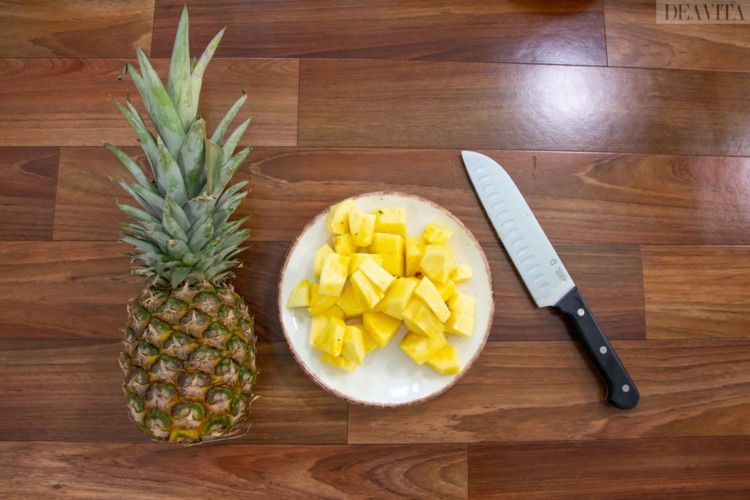 ananas aufschneiden schälen halbieren würfeln