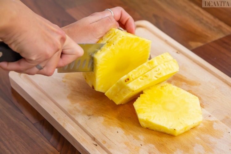 ananas schälen und schneiden krone boden entfernen scheiben