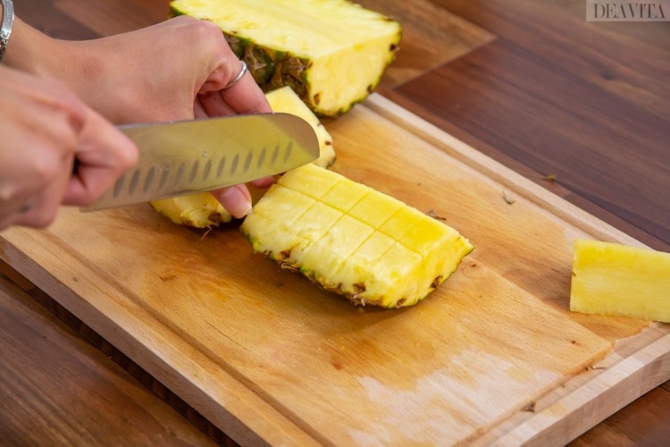 ananas schneiden halbieren stunk entfernen würfeln