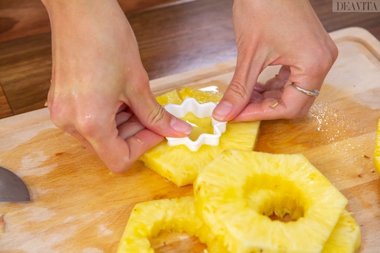 ananas schneiden scheiben mittelstunk entfernen ausstecher kreisförmig sternförmig