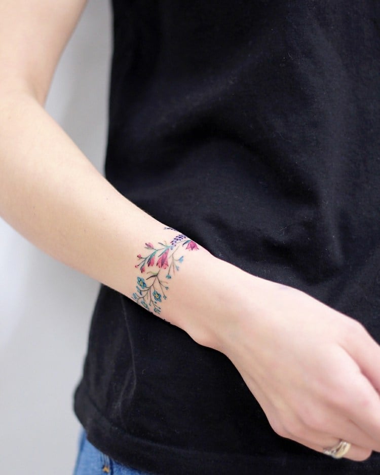 armband tattoo für frauen farbig florale motive feminin dezent