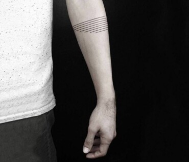 armband tattoo mann linien minimalistisch unterarm