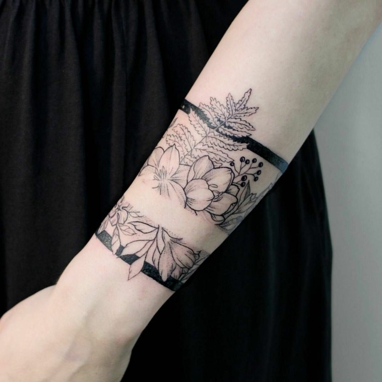 armband tattoo unterarm design negative space blumen linien