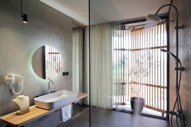 badezimmer trennwand glas dusche spiegel betonwand außenverkleidung holzlamelle waschbecken