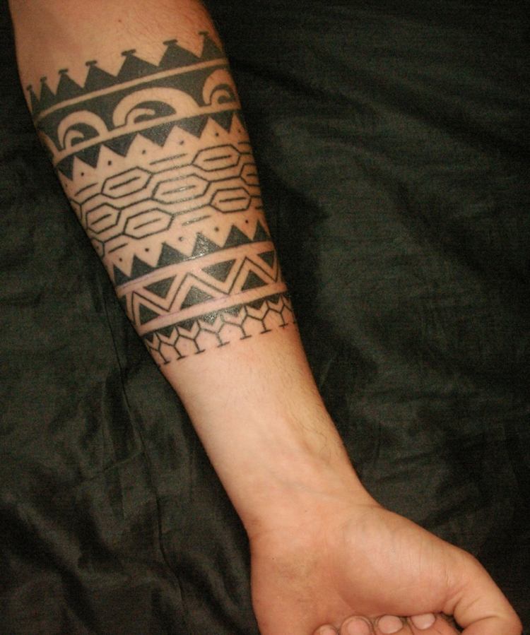 breites armband tattoo mann symbole geometrische figuren auffällig