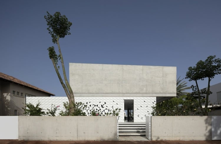 perforierte fassade d3 house israel weiß aluminium dreiecke geometrische muster sichtbeton schräg eingang