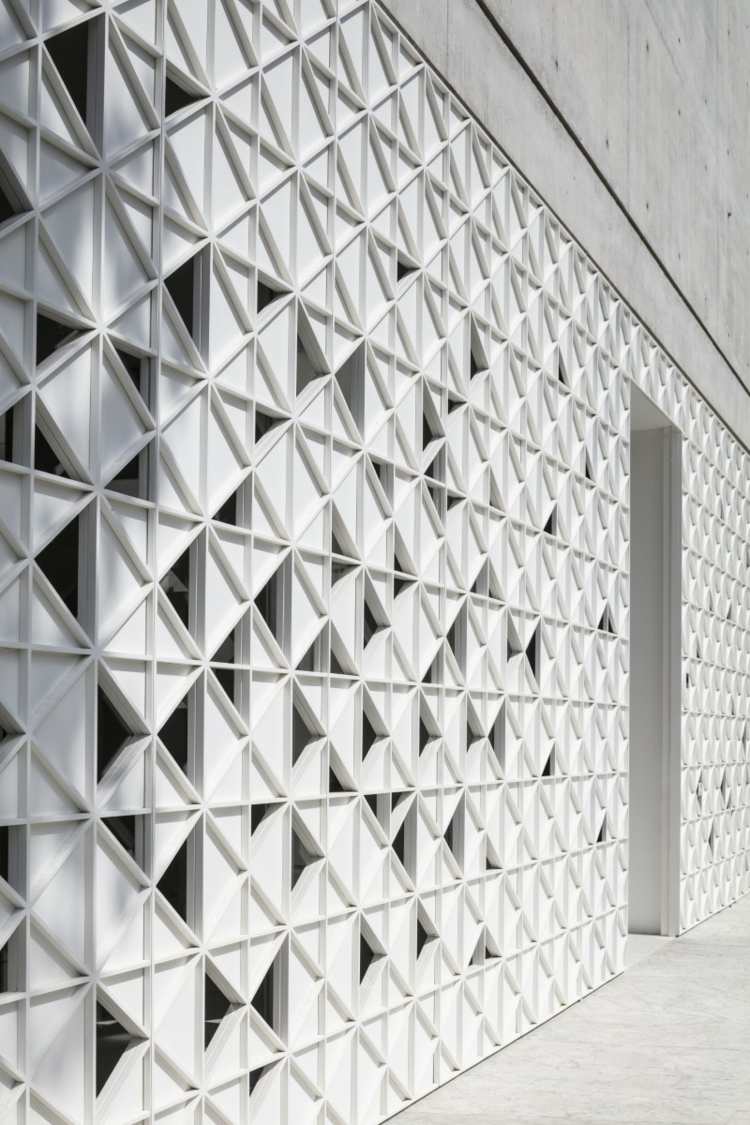 d3 house israel weiße hausfassade geometrische muster perforierte aluminiumfassade