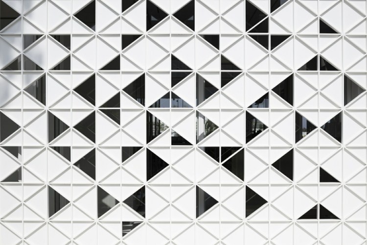 d3 house perforierte fassadenverkleidung weiß geometrische muster dreiecke