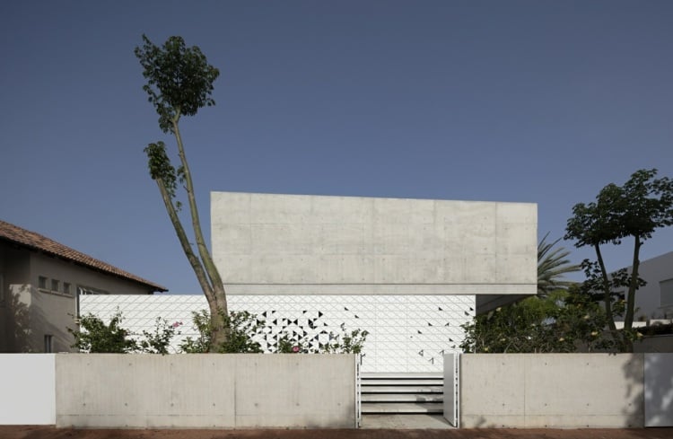 d3 house pitsou kedem architects perforierte fassade aus aluminium perforiert dreiecke sichtbeton diagonal