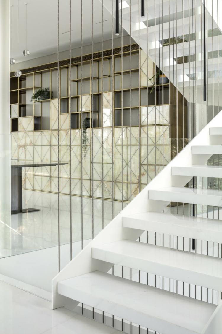 d3 house pitsou kedem architects perforierte fassade aus aluminium sichtbeton treppenhaus regal