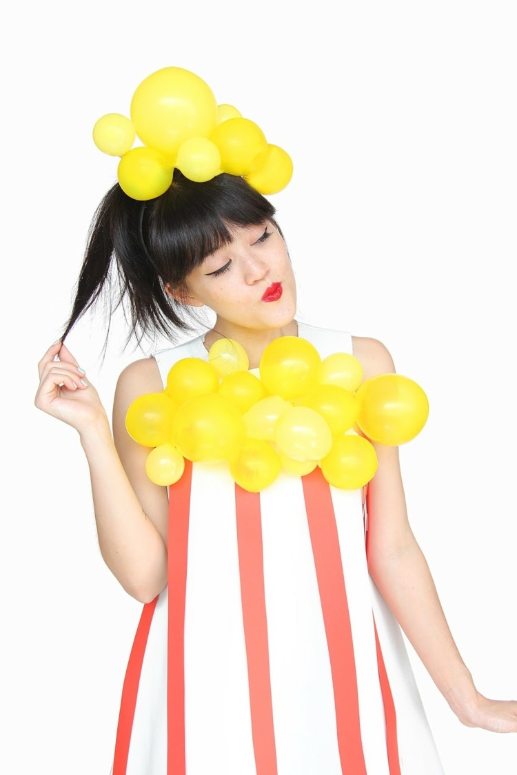 kostüm aus luftballons diy halloween karneval ideen einfach popcorn kleid haaraccessoire