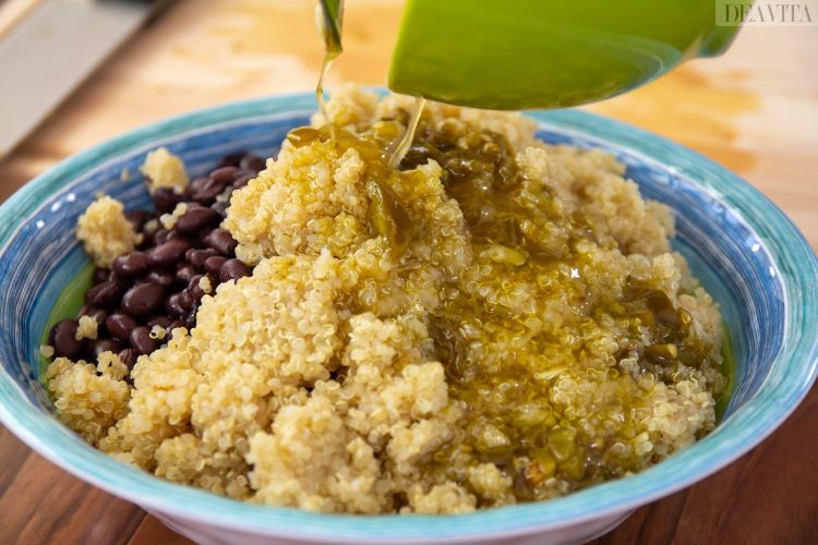 dressing gießen gekochte quinoa zuaten vermengen schüssel