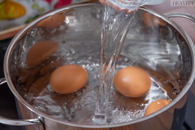 eier kochen topf kaltes wasser füllen
