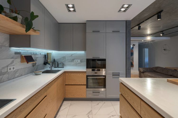 einbauküche ausgestattet grau küchenrückwand marmor ofen kücheninsel arbeitsplatte
