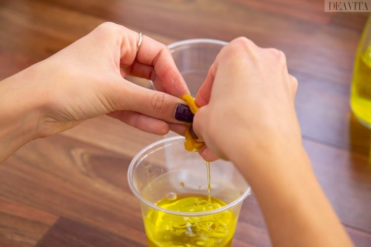 einfache experimente für kinder gefärbtes wasser faden abtropfen finger