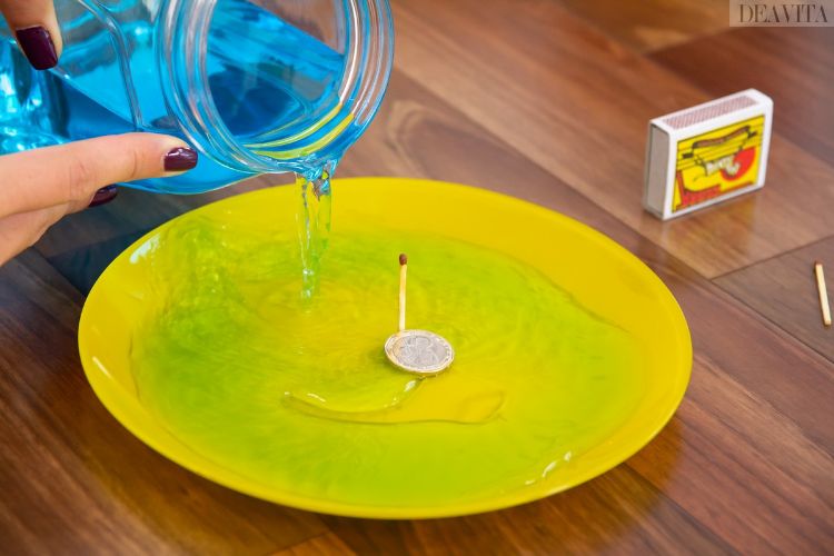 einfache experimente für kinder gefärbtes wasser gießen münze bedecken