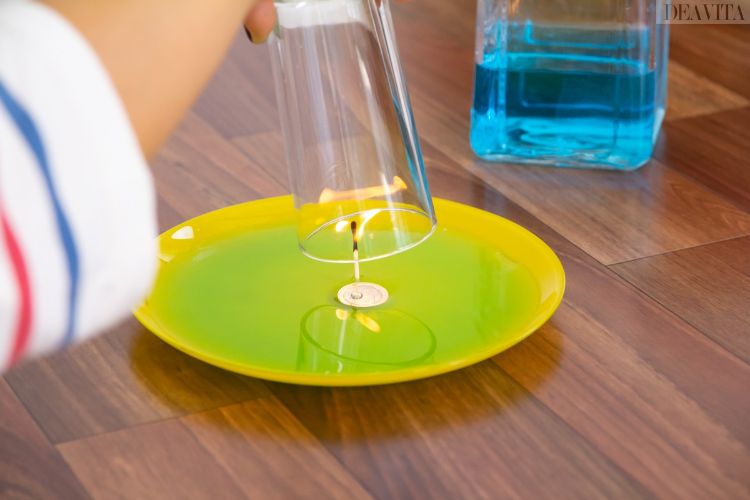 einfache experimente für kinder gefärbtes wasser glas abdecken