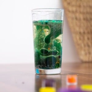 einfache experimente für kinder gefärbtes wasser glas bewegen