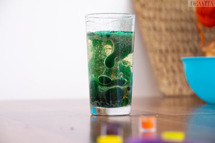 einfache experimente für kinder gefärbtes wasser glas bewegen
