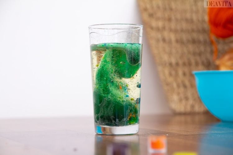 einfache experimente für kinder gefärbtes wasser glas grün lava