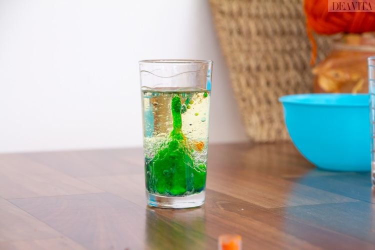 einfache experimente für kinder gefärbtes wasser glas lavalampe grün sprudelnd