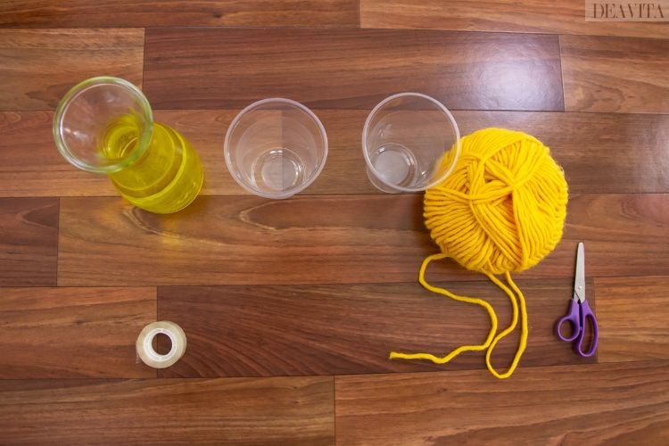 einfache experimente für kinder gefärbtes wasser plastikbecher faden schere klebeband