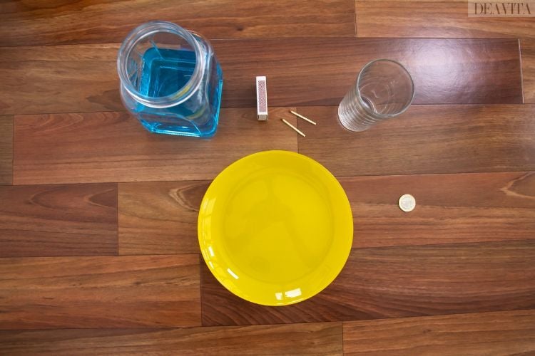 einfache experimente für kinder gefärbtes wasser teller streichholz münze glas