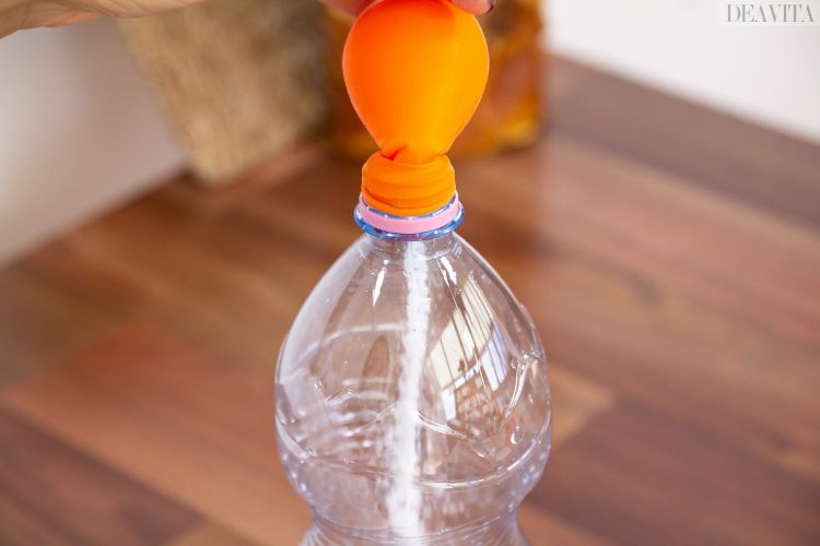 einfache experimente für kinder luftballon um flaschenhals backpulver schütten