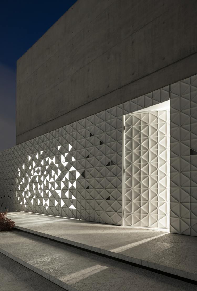 eingangsbereich d3 house perforierte fassade aluminium sichtbeton licht