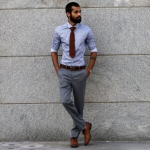 elegant anzughose gürtel kurze krawatte hemd hochgekrempelt spitzenschuhe leder