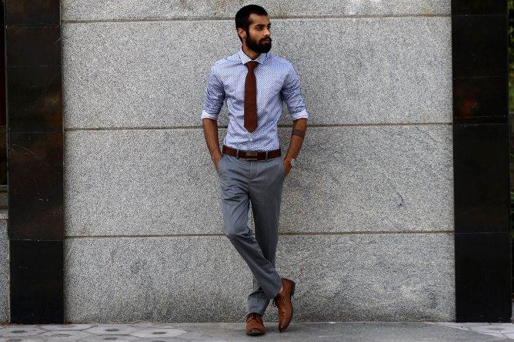 graue hose braune schuhe anzughose gürtel kurze krawatte hemd hochgekrempelt spitzenschuhe leder