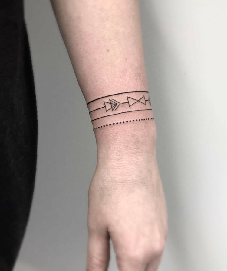 frau tattoo armband minimalistisch geometrische figuren