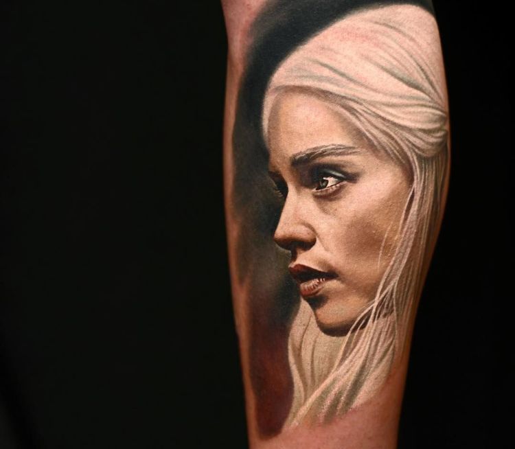 game of thrones tattoo designs ideen tätowierungen kultserie emilia clarke khaleesi königin der drachen