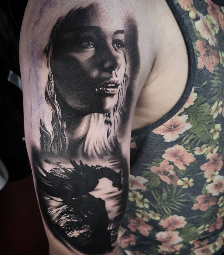 game of thrones tattoo designs ideen tätowierungen kultserie emilia clarke khaleesi oberarm schulter